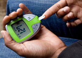 Glucômetro para controlar o nível de glicose no sangue em diabetes mellitus