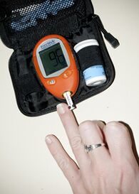 Medindo o nível de glicose no sangue para corrigir doses de insulina com 1 tipo de diabetes